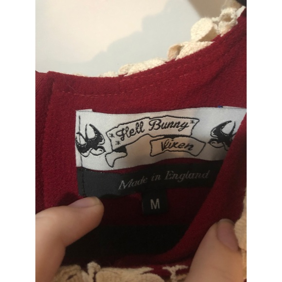 Vintage Looking Lace Collared Dress. - Picture 3 of 3